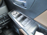 運転席ドアには各ウインドウの集中操作が可能となっています。