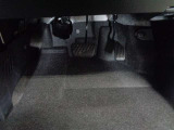 床のすみに溜まったほこりが嫌なニオイやばい菌の原因。だからすみずみまでキレイにします!!