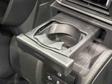 プッシュ式オートオープンカップホルダーを運転席に装備