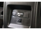 後席にはシガーソケットとコンセントが付いているので、車から電源を取ることが出来ます!