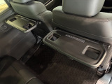 シートバックテーブルを装着しています!車内での軽食などに便利です!