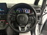本革巻のステアリングホイールは手触りがよく、見た目もスタイリッシュにして、運転する楽しさを更に大きくします。