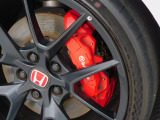 ブレーキ・超高速からの急減速でも強大なストッピングパワーを発揮するために、ブレーキシステムはフロントにはBrembo社製モノブロックアルミ対向4ポットキャリパー+&Phi;350mm大径2ピースディスクを搭載