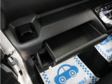 休憩時のちょっとした小物置きに使える、前席背面の格納式テーブルです。