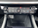 シンプルで操作しやすい運転席操作部