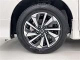 純正アルミホイールが車の雰囲気を引き立てますね!