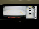 パノラミックビューモニターを装備。駐車場や交差点でクルマを真上から見るように周囲を確認できます。機能の詳細は販売店スタッフまでおたずねください。