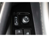 狭い場所も苦になりません。電動格納ドアミラー装備。