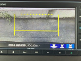カラービジョンとガイド線で見やすい視点切替式のバックモニター。