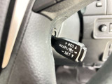クルーズコントロール機能が付いています。 速度を設定するとアクセルを踏まなくても一定の速度で走ることができます。  高速道路ではとても便利な装置なんです。