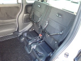 ◆チップアップ&ダイブダウン機構付【ULTR SEAT】は後席座面を左右分割で跳ね上げることができます。トランクで積載できない背の高い荷物をラクラク収納できます。ホンダ車ならではの人気装備です。
