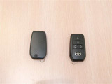 中古車としてスマートキーが2個あるのは重要なチェックポイント!両側の電動スライドドアの開閉ボタンも付いています。離れたところからの開け閉めや、手荷物があるときに便利です♪