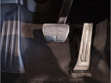 【ペダル】BMWはオルガン式アクセルペダルを採用しています。踏み込む足とペダルが同じ軌跡を描くため、かかとがずれにくく、アクセルコントロールがよりしやすくなるメリットがあります。