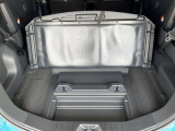 トランク下部には収納スペースがあります。