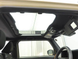 ガラスルーフ搭載で車内の解放感が一気にアップ!開放的なドライブをお楽しみいただけます!