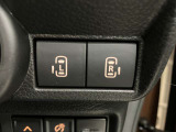 【運転席パワースライドドアスイッチ】運転席から後席のドアの開閉の操作を行うことができます。