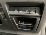 シートポジションメモリースイッチとパワーリフトゲートスイッチ。その下に、ETC車載器とドラレコの本体を収納しています。