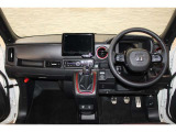 操作性に優れた運転席となります!小物入れや各ボタンの配置にこだわり、使いやすいです!座り心地もよく視認性も良好なのでロングドライブもお任せ下さい!
