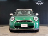 【BMWの伝統】BMWの特徴的な&ldquo;キドニーグリル&rdquo;は、80年以上続く伝統の形でございます。変わらないこだわりのデザインが、プレミアムブランド&ldquo;BMW&rdquo;を創り出します。