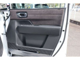 【運転席内ドア 】ミラー操作やウィンドウ開閉スイッチはドライバー目線で配置され、快適な操作性を実現!