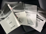 メンテナンスノート、取扱説明書です。 その車の整備記録が事細やかに記録されています。 車が生まれてから今までどのような道を歩んできたのか判るとても重要な物ですよ。