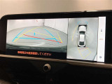 パノラミックビューモニターシステムが付いているので車の上から見た映像が確認できますよ。 一目で車両周辺の情報を確認できますが、直接安全をご確認下さい。
