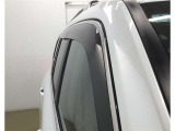 雨の日、窓を少し開けたいときに便利なドアバイザーを装備