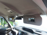 運転席助手席のサンシェードにバニティミラーが装備されています。