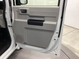 運転席ドアはシンプルに、小物入れがついています。