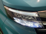 対象物が見やすく白く明るい光で夜間走行をサポートするフルLEDヘッドランプ(ロー/ハイビームオートレベリング機能付き・クリアランスランプ・ポジション・ターン付)を搭載