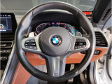 【ハンドル】ドライバーとBMW車の一体感がダイレクトに伝わるステアリングホイール。形状・太さへの拘りに加えて、操作性を高める為にスイッチ類も配置。クイックかつ安定のドライビングを体感下さい!