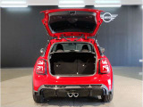 【トランクルーム】全面をファブリック処理し荷物に傷がつくのを防ぎます。ラゲージルーム照明を装着。背もたれをほぼ水平まで倒すことが出来ます。大きな荷物の収納にも便利です。