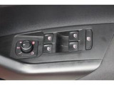 パワーウィンドウスイッチ。手探りでも操作しやすく、運転中でも快適に扱えます。
