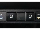 運転席と助手席には寒い日の肩や腰、冷えやすい下肢を温めてくれるシートヒーターが付いております!