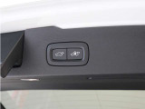 テールゲートには、スイッチ一つで開閉可能な電動開閉機能を装備。また、リアバンパーの下で足を動かすだけで開閉できる、ハンズフリー・オープニング/クロージング機構も搭載しています。