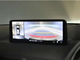 360&deg;ビューモニターでは、両サイドとフロント、バックカメラの合成で、あたかも上空から見下ろした様に周囲を確認して頂けます。駐車場だけでなく、T字路等でも活躍のアイテムです。