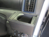 運転席にもドリンクホルダーがついています。