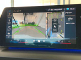 【フロントカメラ】フロントの広角カメラにより、運転席からは見えない道路状況を確認可能です。車通りや、人通りの多い路地などでも障害物の接近をカメラにて確認できます。