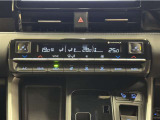 デュアルオートエアコン付きです。運転席・助手席でそれぞれ吹き出す風の温度や風量など自動調整してくれます。