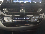スマートキー付きです。スマートキーとは鍵を車に差し込まなくても、ドアノブを触ったりするだけで、ドアロックを解錠できます。これが凄く便利なんですよ。
