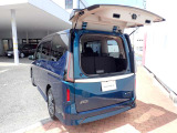 GFC28型になってから先代のセレナに比べてデュアルゲートの開口部が広くなり荷物の出し入れがしやすくなりました!