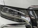 明るく省電力なLEDヘッドライト、印象的なデザインが輝きを放ちます。