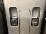 パワーウィンドのスイッチです。運転席に座りながら、助手席や後席の窓を開け閉めできるので大変便利ですよ。