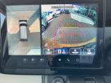 360&deg;ビューモニターでは前後左右4つのカメラ映像をさまざまな走行状況に応じて切り替えてセンターディスプレイに表示することで、駐車時や狭い道でのすれ違い時、見通しの悪い交差点進入時でも安心感を高めます