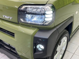 【LEDヘッドライト】悪天候や夜間走行時も良好な視界を確保し安心して運転できる高輝度LEDヘッドライトを装備!点灯速度が早く、消費電力も抑えられています。