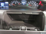 ダッシュボード運転席側に小物が入るボックスがついています。