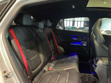 広い後部座席。メルセデスは運転席だけではなく全ての乗員が快適な車内空間を過ごせるよう設計されております。空調、静粛性、座り心地など様々充実しております。