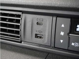 ◆USB接続端子◆スマホやiPodなどを接続して、いつもの音楽を車内でもお楽しみいただけます♪