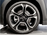 アロイは英語で合金を意味しますが、車の世界ではアルミ製のホイールを指します。大衆車のホイールは製造コストが安いスチール(鉄)でできていますが、アルミ(アルミ合金)製ホイールは軽いのが特徴です。