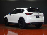 CX-5のリヤビューは、洗練された都会的なデザインとSUVらしい力強さが融合しています。特にシグネチャーのLEDランプが印象的で、塊感のあるボディと相まって、後ろ姿からも高い質感と躍動感を感じさせます。